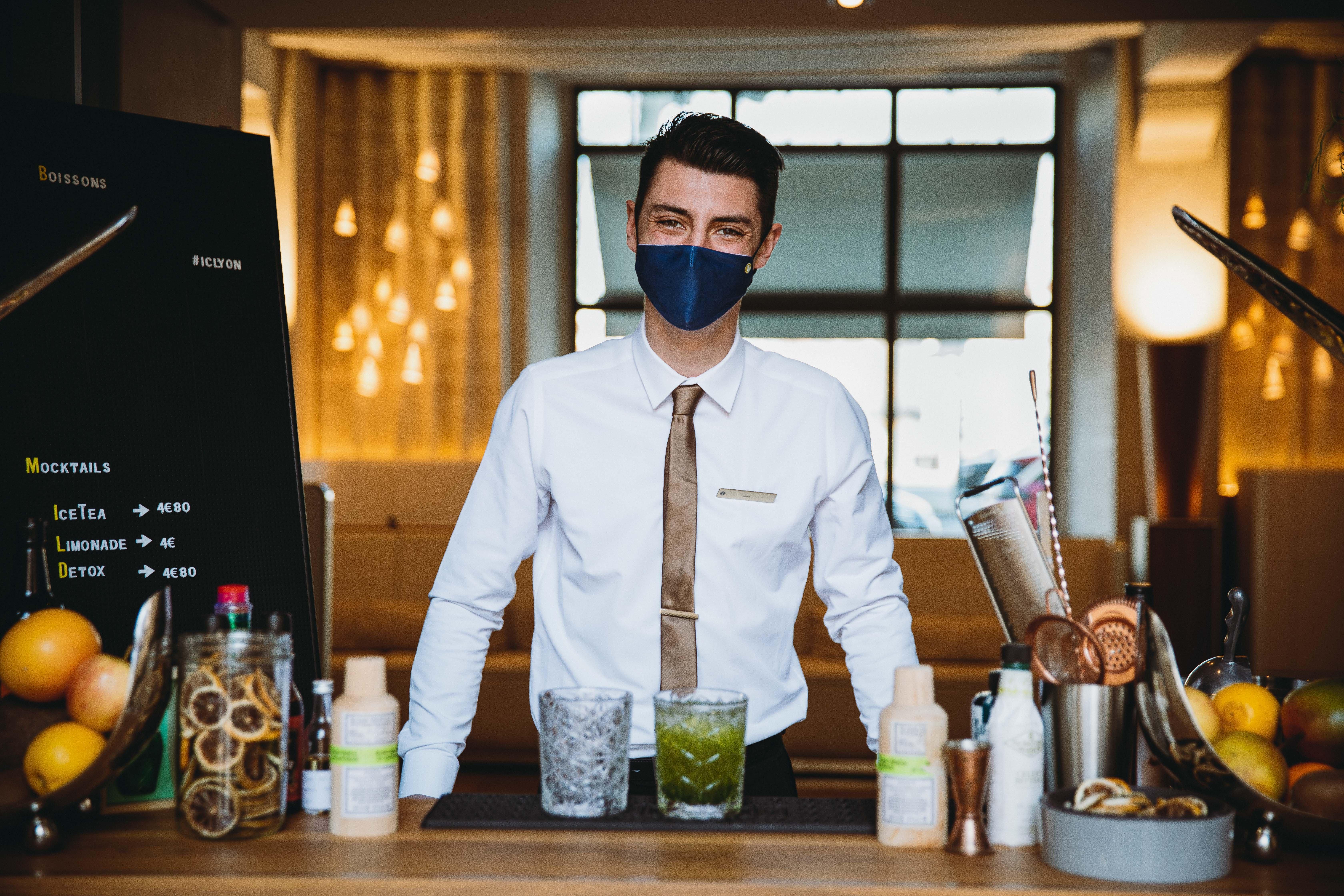 Intercontinental Lyon - Hotel Dieu By Ihg Exterior foto A bartender wearing a face mask