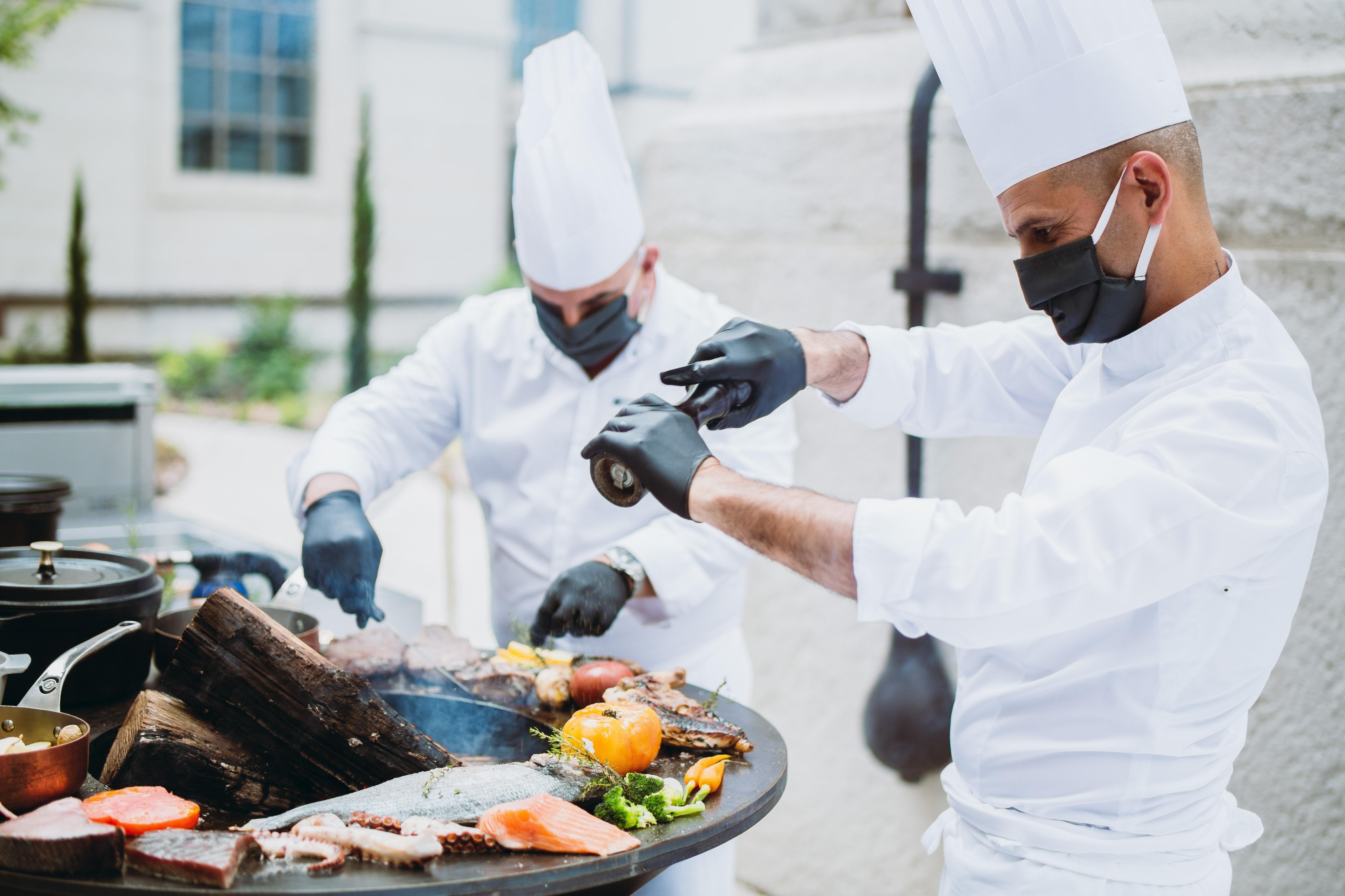 Intercontinental Lyon - Hotel Dieu By Ihg Exterior foto Chef preparing a meal