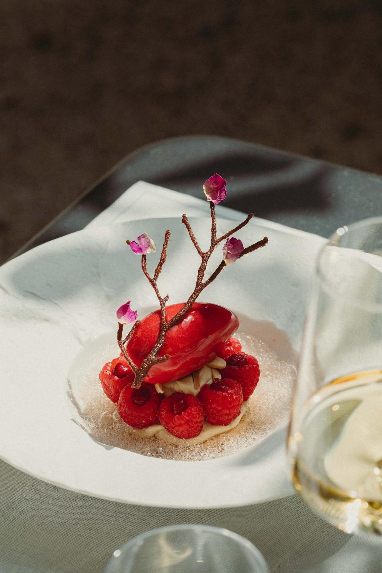 Intercontinental Lyon - Hotel Dieu By Ihg Exterior foto A strawberry dessert