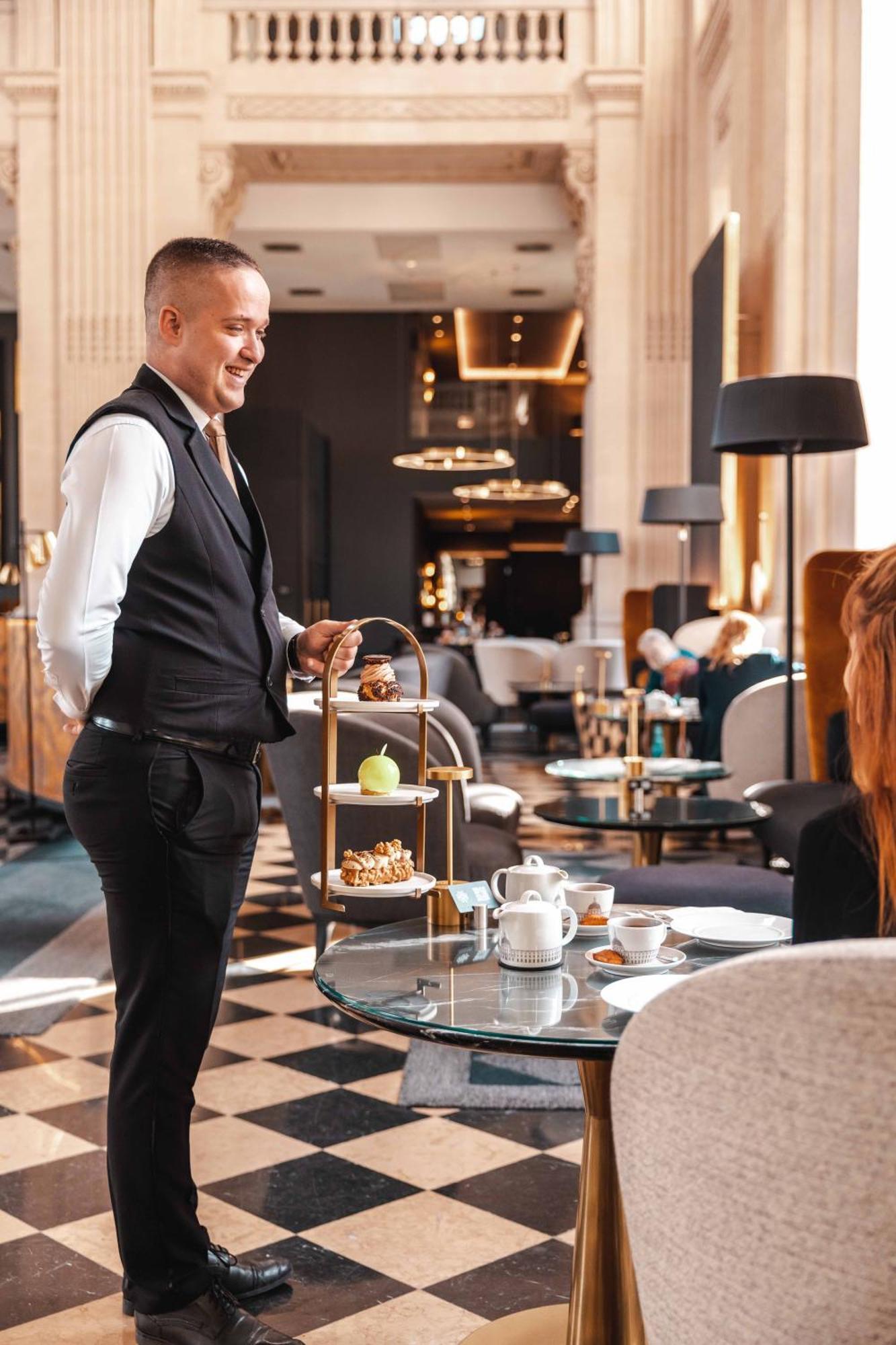 Intercontinental Lyon - Hotel Dieu By Ihg Exterior foto A butler serving afternoon tea at a hotel