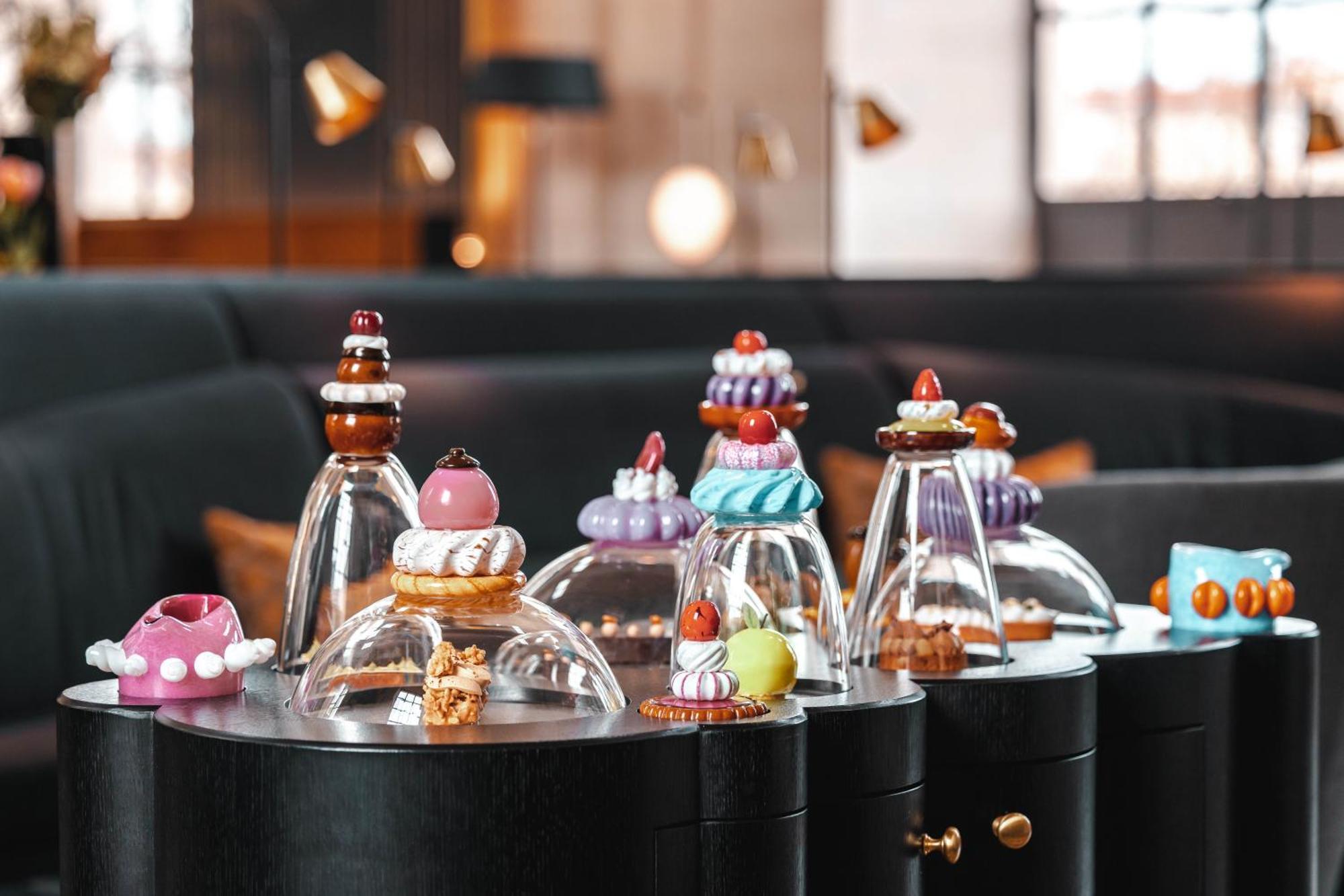 Intercontinental Lyon - Hotel Dieu By Ihg Exterior foto A selection of desserts at the restaurant